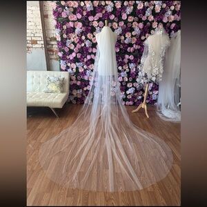 BRAND NEW NEVER WORN cathedral wedding veil